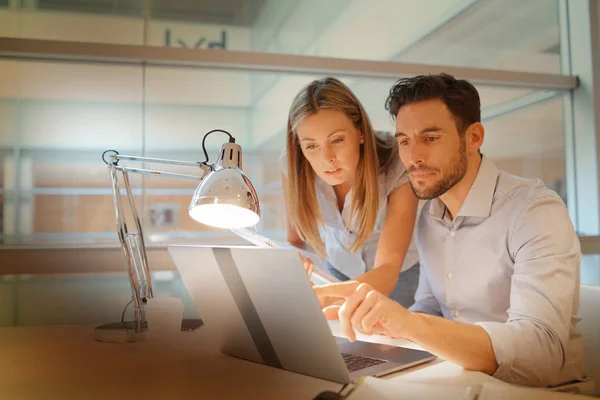 Colaboradores Masculinos Femininos Discutindo Ideias Escritório Moderno Fotos De Bancos De Imagens