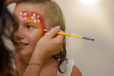 Boyalı yüz, makyaj ile genç kız portresi