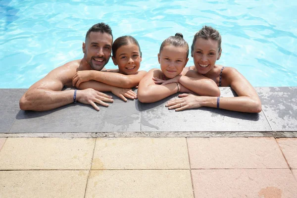 Familjen Njuter Tiden Vid Poolen — Stockfoto