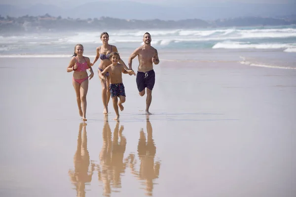 Familia Corriendo Una Playa Arena Marea Baja — Foto de Stock