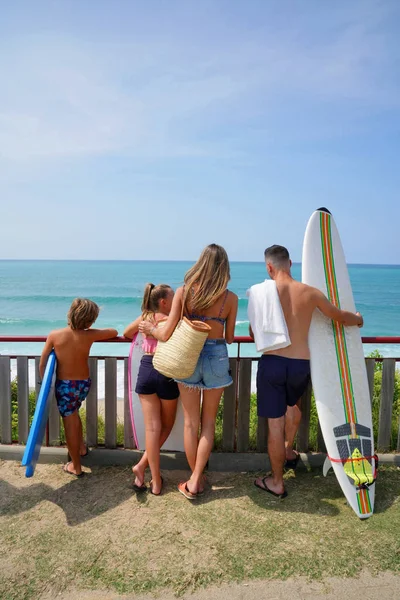 Famiglia Vacanza Spiaggia Con Tavole Surf — Foto Stock