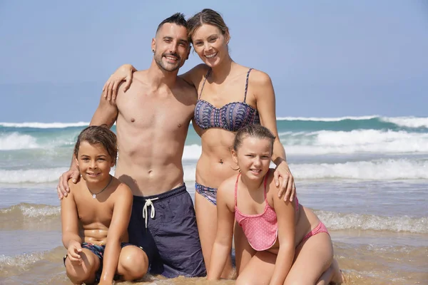 Famiglia Piedi Sulla Spiaggia Vacanze Estive — Foto Stock