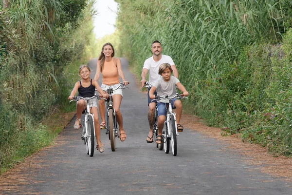 Famiglia Felice Vacanza Bicicletta — Foto Stock