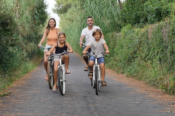 Familia Feliz Bicicletas Montar Vacaciones — Foto de Stock