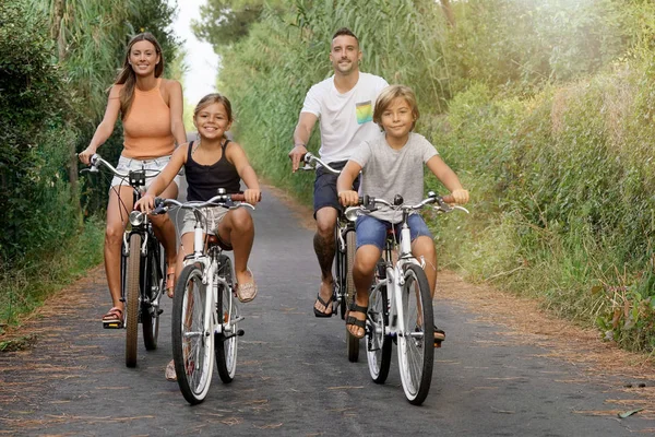 Lycklig Familj Semester Ridning Cyklar — Stockfoto