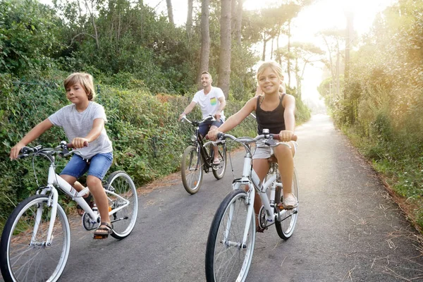 Familia Feliz Bicicletas Montar Vacaciones —  Fotos de Stock