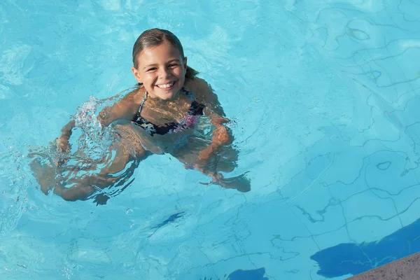 Yüzme Havuzundaki Neşeli Kızın Portresi — Stok fotoğraf