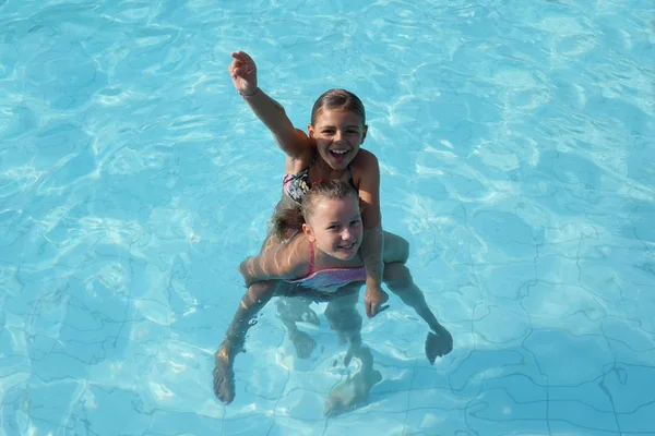 スイミングプールで陽気な子供たち — ストック写真