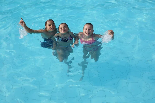 Veselá Skupina Dětí Bazénu — Stock fotografie