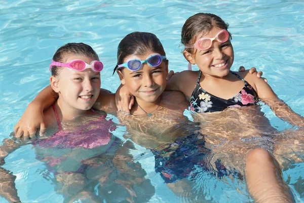 Grupo Alegre Crianças Piscina Piscina — Fotografia de Stock