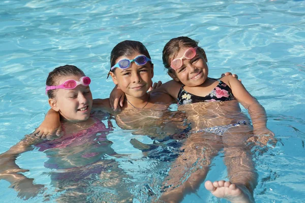 スイミングプールで子供たちの陽気なグループ — ストック写真