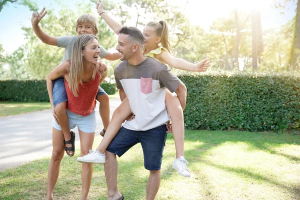Šťastná Rodina Letní Dovolenou — Stock fotografie
