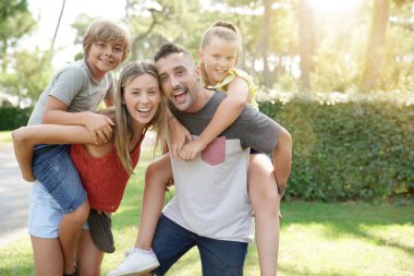 Yaz tatilinde mutlu bir aile