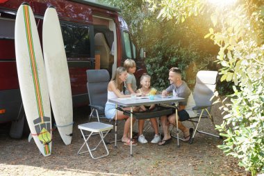 bir kamp alanında çocuklu aile