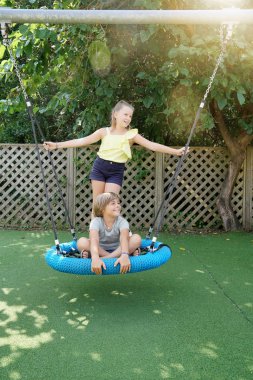 Salıncakta oynayan çocuklar