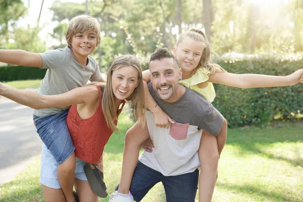 Glad Familj Sommarsemester — Stockfoto