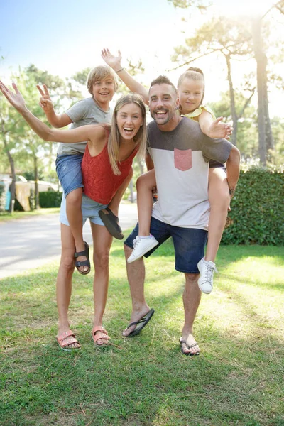 Glad Familj Sommarsemester — Stockfoto