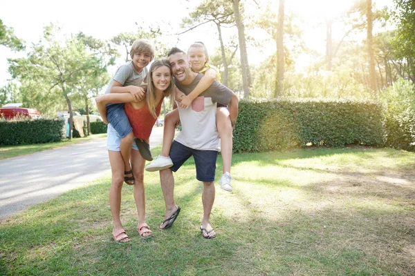 夏休みの幸せな家族 — ストック写真