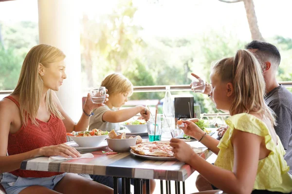 Aile Tatilde Restoranda Akşam Yemeği Yiyor — Stok fotoğraf