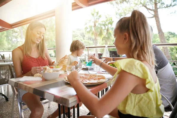 Family Vacation Having Dinner Restaurant — Stock Photo, Image