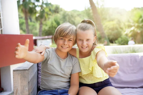 Retrato Niños Alegres Vacaciones — Foto de Stock