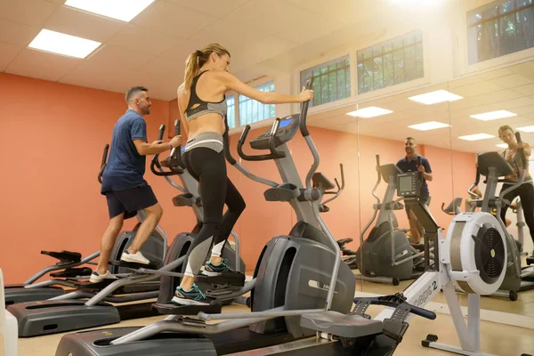 Pareja Usando Bicicletas Fitness — Foto de Stock