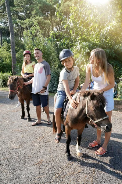 Familie Urlaub Beim Ponyreiten — Stockfoto