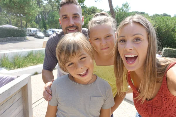 Porträt Einer Fröhlichen Familie Sommerurlaub — Stockfoto