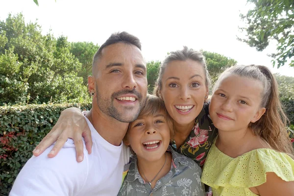 Portrait Cheerful Family Summer Vacation — Stock Photo, Image