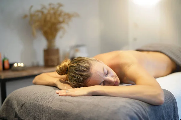 Mulher Relaxante Cama Massagem — Fotografia de Stock