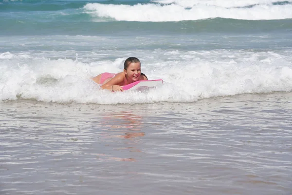 大西洋的年轻女孩身体板 — 图库照片