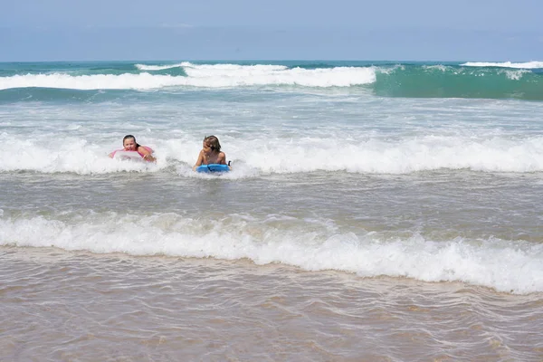 Niños Montando Bodyboards Olas Oceánicas —  Fotos de Stock