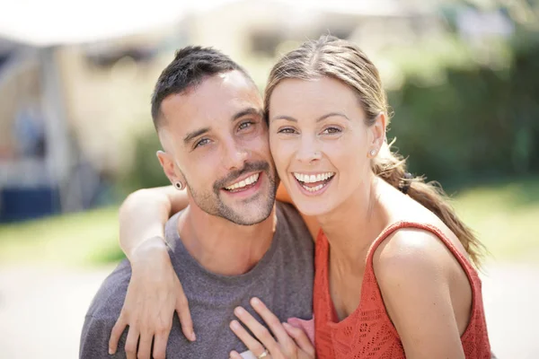 Porträt Eines Jungen Verliebten Paares — Stockfoto