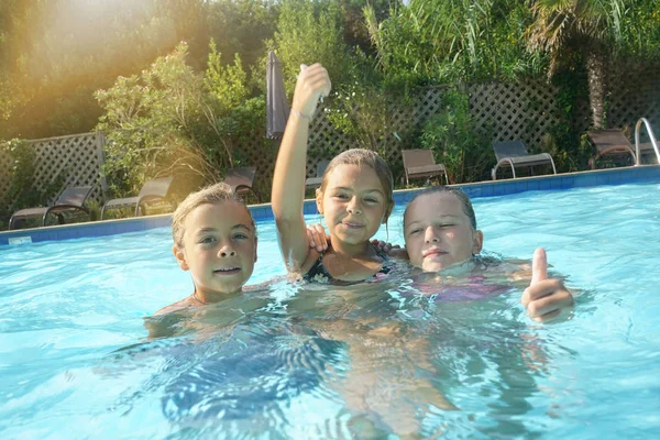 Alegre Grupo Niños Piscina — Foto de Stock