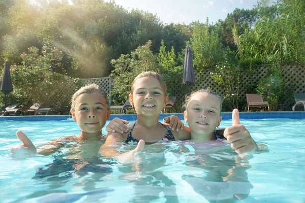 Alegre Grupo Niños Piscina — Foto de Stock