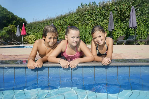 Veselá Skupina Dětí Bazénu — Stock fotografie