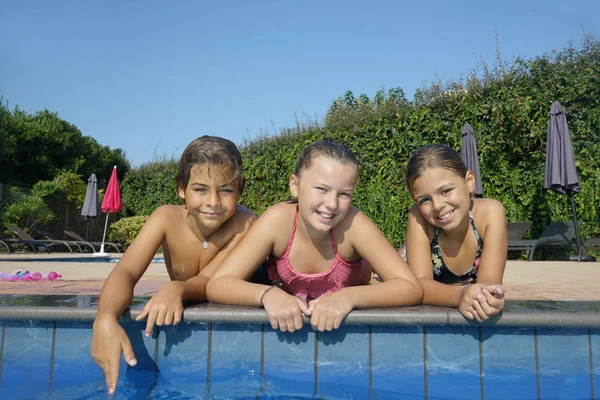 Grupo Alegre Crianças Piscina Piscina — Fotografia de Stock