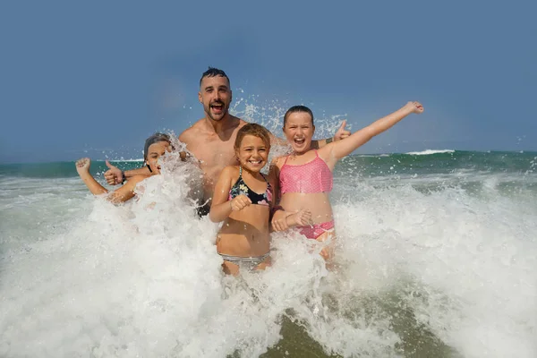 Familie Hat Spaß Den Wellen — Stockfoto