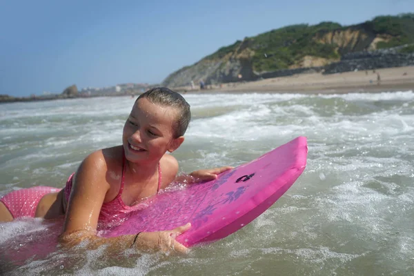 Fiatal Lány Bodyboarding Atlanti Óceánon — Stock Fotó