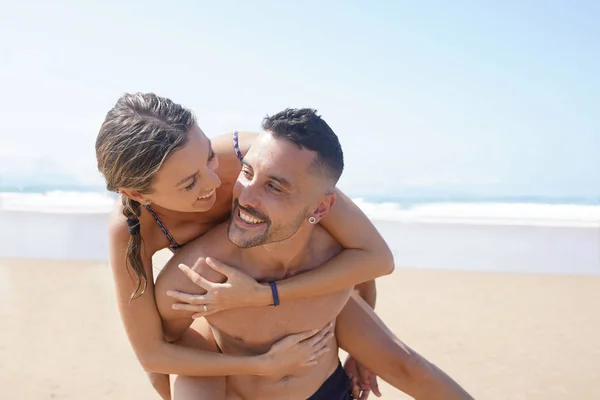 Pareja Joven Enamorada Playa —  Fotos de Stock