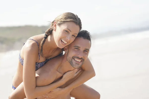 Pareja Joven Enamorada Playa —  Fotos de Stock