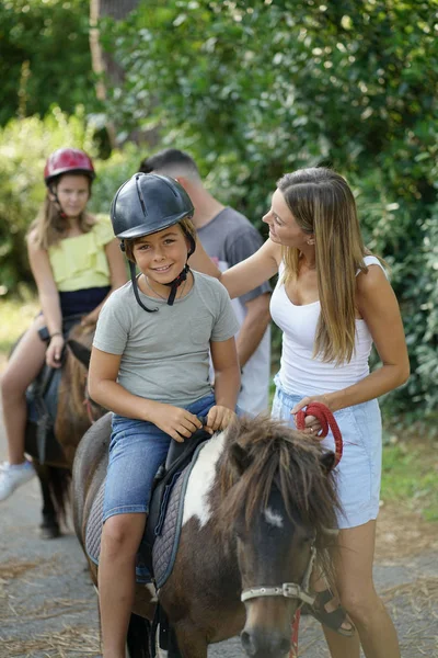 Familia Vacaciones Haciendo Paseo Pony —  Fotos de Stock