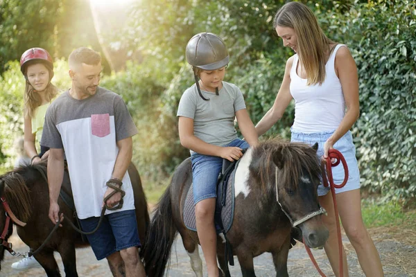 Familj Semester Gör Ponny Rida — Stockfoto