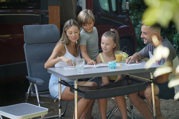 Familia Con Niños Camping — Foto de Stock