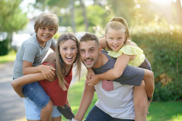 Porträtt Glad Familj Sommarlov — Stockfoto