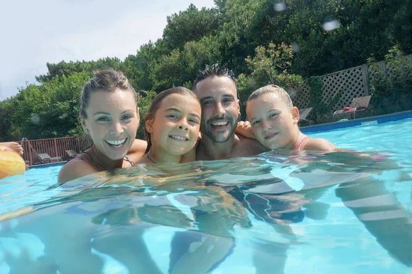 Rodina Užívající Čas Bazénu — Stock fotografie