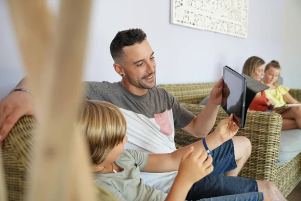 Zbliżenie Rodziny Pomocą Cyfrowego Tabletu — Zdjęcie stockowe