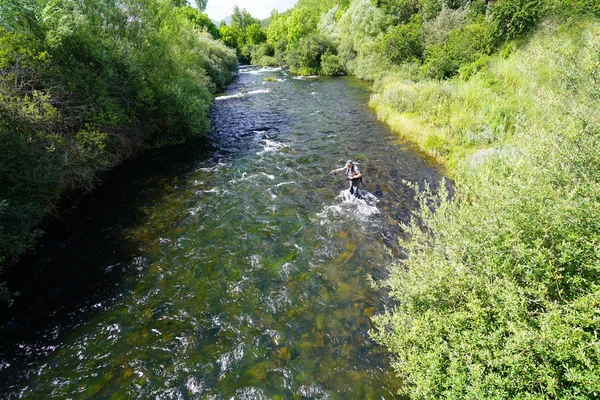 屋外の川で漁師を飛ばす — ストック写真