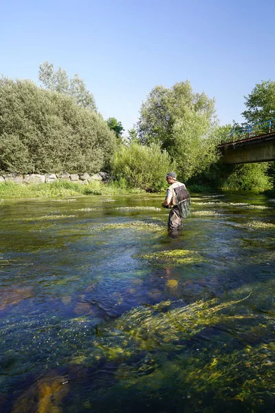 Fliegenfischer Fluss Freien — Stockfoto