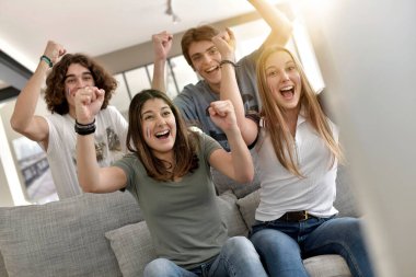 Bir grup arkadaş TV 'de maç izlerken neşeleniyor